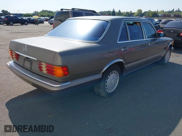 1986 Mercedes-Benz 420 Series 420SEL with VIN WDBCA35D9GA209179, listed as a IAAI auction lot 42081253 with 141,249 mi miles. Bid and sale history available at carsss.com. Image 4.