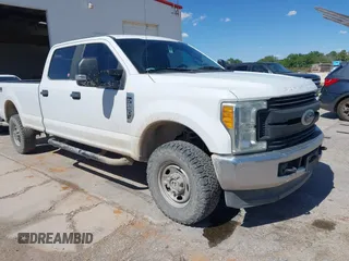 2017 Ford F-250 Lariat z VIN 1FT7W2B67HEC20437, wystawiony jako IAAI lot #42175020 z przebiegiem 32 813 mil mil oraz . Historia ofert i sprzedaży dostępna na DreamBid. Obrazek 1.