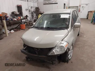 2008 Nissan Versa S z VIN 3N1BC11EX8L360197, wystawiony jako IAAI lot #41382985 z przebiegiem 79 656 mil mil oraz . Historia ofert i sprzedaży dostępna na DreamBid. Obrazek 17.