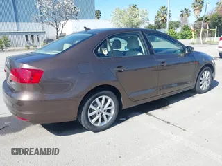 2011 Volkswagen Jetta Sedan SE w/Convenience & Sunroof PZEV with VIN 3VWDZ7AJ8BM388647, listed as a IAAI auction lot 41924260 with 156,583 mi miles. Bid and sale history available at carsss.com. Image 4.
