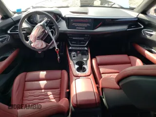 2024 Audi RS e-tron GT z VIN WAUBHBFW7R7901666, wystawiony jako Copart lot #49103775 z przebiegiem 7651 mil mil oraz Szkody całkowita. Historia ofert i sprzedaży dostępna na DreamBid. Obrazek 8.