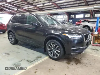 2018 Volvo XC90 Momentum z VIN YV4A22PK7J1218088, wystawiony jako Copart lot #58251775 z przebiegiem 169 073 mil mil oraz Tytuł czysty. Historia ofert i sprzedaży dostępna na DreamBid. Obrazek 4.
