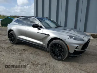 2023 Aston Martin DBX 707 z VIN SD7VUJBW0PTV08298, wystawiony jako Copart lot #77753224 z przebiegiem 3587 mil mil oraz Szkody całkowita. Historia ofert i sprzedaży dostępna na DreamBid. Obrazek 4.