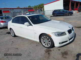 2011 BMW 3 Series 328i z VIN WBAPH7C59BE679776, wystawiony jako IAAI lot #42300499 z przebiegiem 146 715 mil mil oraz . Historia ofert i sprzedaży dostępna na DreamBid. Obrazek 1.