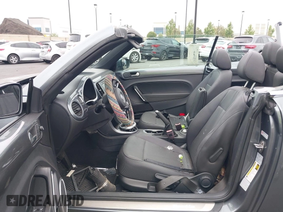 2018 Volkswagen Beetle S z VIN 3VW5DAAT3JM506023, wystawiony jako IAAI lot #42414886 z przebiegiem 33 424 mil mil oraz . Historia ofert i sprzedaży dostępna na DreamBid. Obrazek 5.