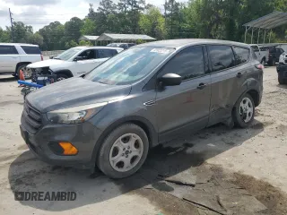 2018 Ford Escape S z VIN 1FMCU0F7XJUA71377, wystawiony jako Copart lot #53922215 z przebiegiem 57 459 mil mil oraz Szkoda całkowita • Salvage title. Historia ofert i sprzedaży dostępna na DreamBid. Obrazek 1.