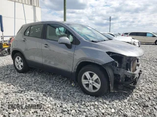 2020 Chevrolet Trax LS z VIN 3GNCJKSB9LL158405, wystawiony jako Copart lot #52347935 z przebiegiem 90 344 mil mil oraz Szkody całkowita. Historia ofert i sprzedaży dostępna na DreamBid. Obrazek 4.