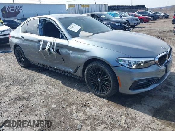2018 BMW 5 Series 530i xDrive z VIN WBAJA7C59JWC74703, wystawiony jako IAAI lot #41811761 z przebiegiem 54 649 mil mil oraz . Historia ofert i sprzedaży dostępna na DreamBid. Obrazek 1.