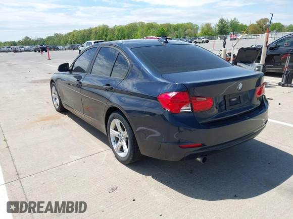 2013 BMW 3 Series 320i xDrive z VIN WBA3C3C54DF981821, wystawiony jako IAAI lot #42252523 z przebiegiem 109 260 mil mil oraz . Historia ofert i sprzedaży dostępna na DreamBid. Obrazek 3.