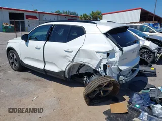 2025 Volvo XC40 Plus Dark Theme с VIN YV4L12UC2S2451557, выставлен на аукционе IAAI как лот 42136456 с пробегом 3 796 миль миль и . История ставок и продаж доступна на DreamBid. Изображение 3.