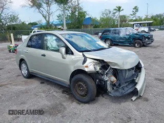 2007 Nissan Versa SL z VIN 3N1BC11E97L410876, wystawiony jako IAAI lot #42266271 z przebiegiem 145 571 mil mil oraz . Historia ofert i sprzedaży dostępna na DreamBid. Obrazek 1.