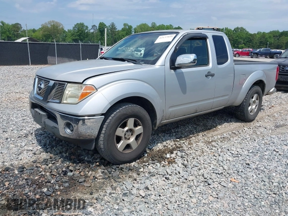 2008 Nissan Frontier SE z VIN 1N6AD06U18C404824, wystawiony jako IAAI lot #42137810 z przebiegiem 203 010 mil mil oraz . Historia ofert i sprzedaży dostępna na DreamBid. Obrazek 2.