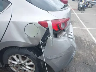 2014 Mazda 3 i Grand Touring z VIN 3MZBM1M73EM110150, wystawiony jako IAAI lot #42260717 z przebiegiem 104 240 mil mil oraz . Historia ofert i sprzedaży dostępna na DreamBid. Obrazek 6.