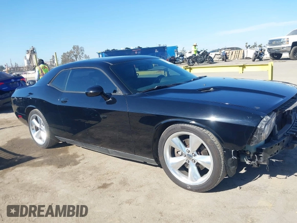 2014 Dodge Challenger R/T z VIN 2C3CDYBT2EH313789, wystawiony jako IAAI lot #42020945 z przebiegiem 182 788 mil mil oraz . Historia ofert i sprzedaży dostępna na DreamBid. Obrazek 14.