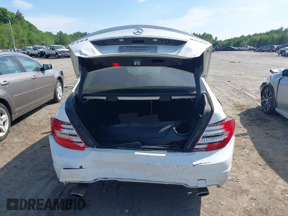 2014 Mercedes-Benz C 300 Sport z VIN WDDGF8AB0EA949700, wystawiony jako IAAI lot #42384242 z przebiegiem 136 445 mil mil oraz . Historia ofert i sprzedaży dostępna na DreamBid. Obrazek 17.