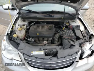 2010 Chrysler Sebring Limited z VIN 1C3CC5FB0AN233881, wystawiony jako Copart lot #58819005 z przebiegiem 162 152 mil mil oraz Nie do naprawy • Non repairable. Historia ofert i sprzedaży dostępna na DreamBid. Obrazek 11.