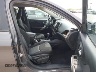 2018 Jeep Cherokee Latitude Tech Connect z VIN 1C4PJLCB1JD553079, wystawiony jako IAAI lot #42068048 z przebiegiem 90 656 mil mil oraz . Historia ofert i sprzedaży dostępna na DreamBid. Obrazek 5.