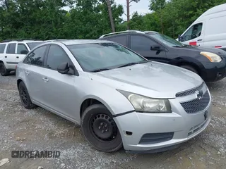 2014 Chevrolet Cruze LS z VIN 1G1PA5SH6E7328137, wystawiony jako IAAI lot #42469428 z przebiegiem 172 717 mil mil oraz . Historia ofert i sprzedaży dostępna na DreamBid. Obrazek 1.