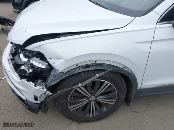 2018 Volkswagen Tiguan SEL with VIN 3VV3B7AX9JM090342, listed as a IAAI auction lot 41895823 with 98,400 mi miles. Bid and sale history available at carsss.com. Image 6.