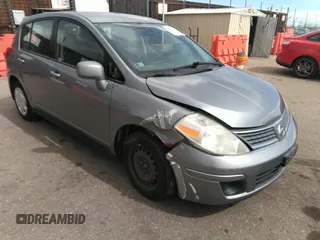 2008 Nissan Versa S z VIN 3N1BC13E68L385594, wystawiony jako IAAI lot #41827991 z przebiegiem 137 844 mil mil oraz . Historia ofert i sprzedaży dostępna na DreamBid. Obrazek 1.