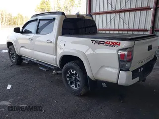 2021 Toyota Tacoma SR z VIN 3TYCZ5AN4MT048876, wystawiony jako IAAI lot #41802975 z przebiegiem 27 816 mil mil oraz . Historia ofert i sprzedaży dostępna na DreamBid. Obrazek 3.