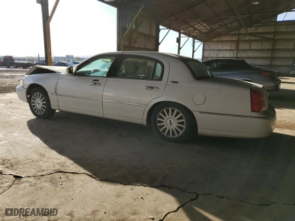 2005 Lincoln Town Car Signature Limited with VIN 1LNHM82W25Y671990, listed as a Copart auction lot 45221615 with 105,177 mi miles and Salvage Title. Bid and sale history available at carsss.com. Image 2.