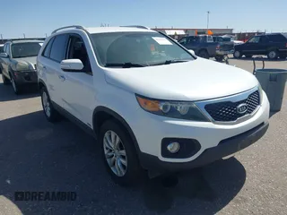 2011 Kia Sorento EX z VIN 5XYKUDA29BG090671, wystawiony jako IAAI lot #42268857 z przebiegiem 146 770 mil mil oraz . Historia ofert i sprzedaży dostępna na DreamBid. Obrazek 1.