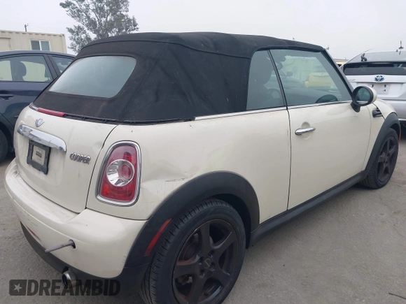 2011 MINI Convertible z VIN WMWZN3C5XBTZ89487, wystawiony jako IAAI lot #42500274 z przebiegiem 119 172 mil mil oraz . Historia ofert i sprzedaży dostępna na DreamBid. Obrazek 4.