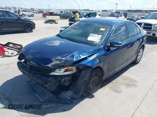 2014 Volkswagen Jetta SE z VIN 3VWD17AJ9EM402714, wystawiony jako IAAI lot #42088715 z przebiegiem 115 291 mil mil oraz . Historia ofert i sprzedaży dostępna na DreamBid. Obrazek 18.