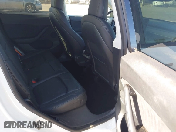 2020 Tesla Model Y Long Range z VIN 5YJYGDEE3LF043800, wystawiony jako IAAI lot #41590220 z przebiegiem 62 341 mil mil oraz . Historia ofert i sprzedaży dostępna na DreamBid. Obrazek 8.