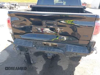 2021 Toyota Tacoma SR z VIN 3TMCZ5AN3MM421868, wystawiony jako IAAI lot #42003665 z przebiegiem 39 380 mil mil oraz . Historia ofert i sprzedaży dostępna na DreamBid. Obrazek 6.