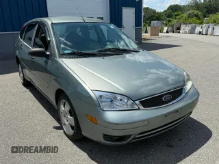 2005 Ford Focus S with VIN 3FAFP37NX5R125433, listed as a Copart auction lot 67044705 with 60,898 mi miles and Clean title. Bid and sale history available at DreamBid. Image 1.