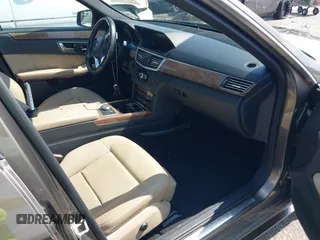 2012 Mercedes-Benz E 350 Luxury z VIN WDDHF5KB5CA629139, wystawiony jako IAAI lot #42360346 z przebiegiem 142 949 mil mil oraz . Historia ofert i sprzedaży dostępna na DreamBid. Obrazek 5.