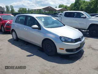 2013 Volkswagen Golf w/Conv & Sunroof z VIN WVWDB7AJ9DW129837, wystawiony jako IAAI lot #42152117 z przebiegiem 124 309 mil mil oraz . Historia ofert i sprzedaży dostępna na DreamBid. Obrazek 1.
