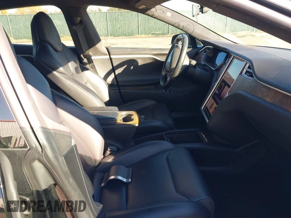 2018 Tesla Model S 75D z VIN 5YJSA1E23JF246601, wystawiony jako IAAI lot #40774603 z przebiegiem 55 697 mil mil oraz . Historia ofert i sprzedaży dostępna na DreamBid. Obrazek 5.