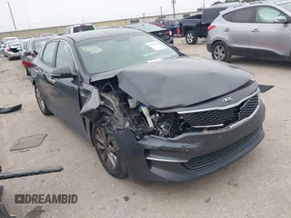 2017 Kia Optima LX z VIN 5XXGT4L33HG131596, wystawiony jako IAAI lot #41591166 z przebiegiem 105 084 mil mil oraz . Historia ofert i sprzedaży dostępna na DreamBid. Obrazek 1.