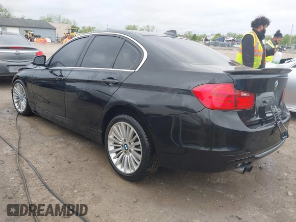2013 BMW 3 Series 328i xDrive z VIN WBA3B3C55DF536295, wystawiony jako IAAI lot #42199448 z przebiegiem Nie podano mil oraz . Historia ofert i sprzedaży dostępna na DreamBid. Obrazek 3.