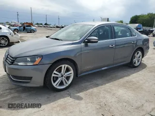 2013 Volkswagen Passat SE z VIN 1VWBH7A35DC107873, wystawiony jako Copart lot #55723815 z przebiegiem 108 606 mil mil oraz Szkoda całkowita • Salvage title. Historia ofert i sprzedaży dostępna na DreamBid. Obrazek 1.