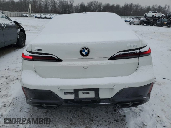2024 BMW 7 Series 760i xDrive z VIN WBA33EJ02RCR48098, wystawiony jako Copart lot #87464234 z przebiegiem 8 320 mil mil oraz Szkoda całkowita • Salvage title. Historia ofert i sprzedaży dostępna na DreamBid. Obrazek 6.