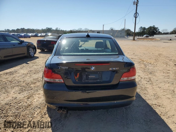 2011 BMW 1 Series 128i z VIN WBAUP9C52BVL90000, wystawiony jako Copart lot #48722805 z przebiegiem Nie podano mil oraz Szkody całkowita. Historia ofert i sprzedaży dostępna na DreamBid. Obrazek 6.