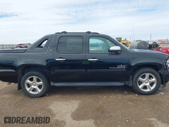 2013 Chevrolet Avalanche LT z VIN 3GNTKFE70DG297831, wystawiony jako IAAI lot #41709367 z przebiegiem 107 811 mil mil oraz . Historia ofert i sprzedaży dostępna na DreamBid. Obrazek 13.
