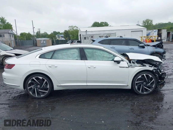 2023 Volkswagen Arteon SEL Premium R-Line z VIN WVWTR7AN4PE014292, wystawiony jako IAAI lot #42331800 z przebiegiem 6 389 mil mil oraz . Historia ofert i sprzedaży dostępna na DreamBid. Obrazek 13.
