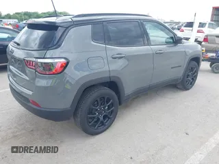 2024 Jeep Compass Latitude z VIN 3C4NJDBN4RT578170, wystawiony jako IAAI lot #42237990 z przebiegiem 17 265 mil mil oraz . Historia ofert i sprzedaży dostępna na DreamBid. Obrazek 4.
