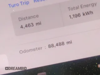 2022 Tesla Model Y Long Range z VIN 7SAYGDEE3NF385933, wystawiony jako IAAI lot #42059675 z przebiegiem 88 488 mil mil oraz . Historia ofert i sprzedaży dostępna na DreamBid. Obrazek 14.