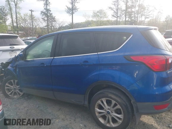 2019 Ford Escape SE z VIN 1FMCU9GD5KUA06575, wystawiony jako IAAI lot #41942726 z przebiegiem 85 290 mil mil oraz . Historia ofert i sprzedaży dostępna na DreamBid. Obrazek 14.
