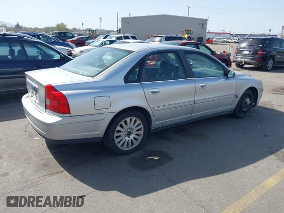 2004 Volvo S80 with VIN YV1TS91Z341351679, listed as a IAAI auction lot 41982117 with 116,217 mi miles. Bid and sale history available at carsss.com. Image 4.