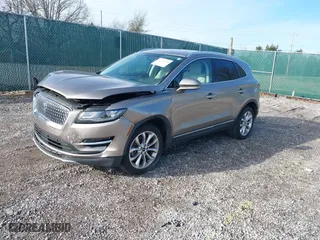 2019 Lincoln MKC Select with VIN 5LMCJ2C99KUL50330, listed as a IAAI auction lot 41211315 with NaN miles. Bid and sale history available at carsss.com. Image 21.