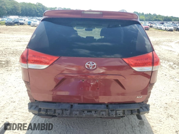 2012 Toyota Sienna XLE AAS z VIN 5TDYK3DC9CS243892, wystawiony jako Copart lot #61198555 z przebiegiem 129 061 mil mil oraz Nie do naprawy • Non repairable. Historia ofert i sprzedaży dostępna na DreamBid. Obrazek 6.