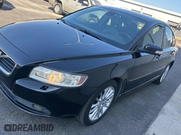 2011 Volvo S40 with VIN YV1672MS5B2539213, listed as a Copart auction lot 43647275 with 124,283 mi miles and Clean Title. Bid and sale history available at carsss.com. Image 2.