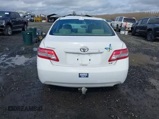 2011 Toyota Camry LE z VIN 4T1BF3EK8BU728563, wystawiony jako IAAI lot #41783543 z przebiegiem 294 062 mil mil oraz . Historia ofert i sprzedaży dostępna na DreamBid. Obrazek 16.
